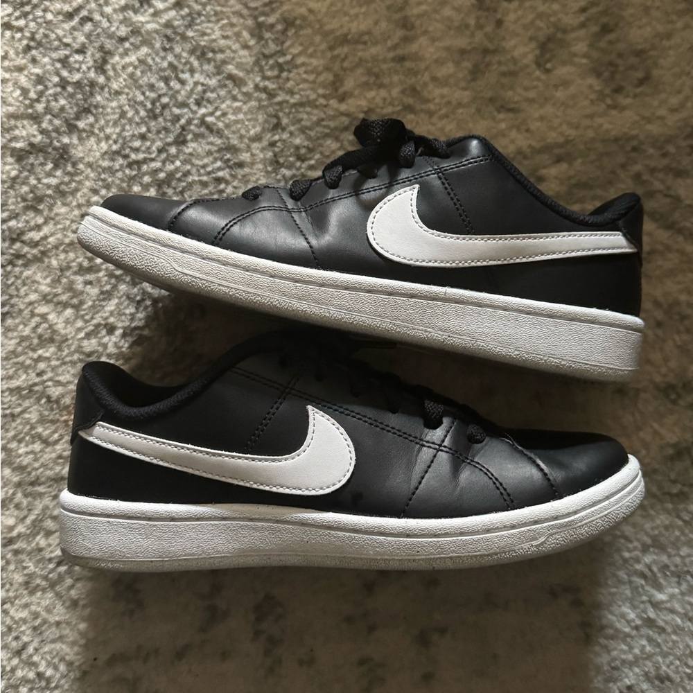 Court Royal Nike shoes size 6 black and white